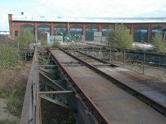 Die Drehscheibe im ehemaligen Bielefelder Bahnbetriebswerk im Jahre 2003. Im Hintergrund erkennt man den Ringlokschuppen, welcher im Oktober 2003 als Diskothek erffnert wurde. Seit 1985 stillgelegt, war die Drehscheibe innerhalb von 15 Jahren komplett zugewuchert.