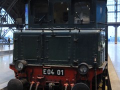   E 04 01, diese Lok ist von 1932 und somit 12 Jahre lter als die Dampflok! 